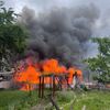 FW Neumünster: Feuerwehr Neumünster im Großeinsatz: Mehrere Gartenlauben in Vollbrand, schwierige Wasserversorgung erschwert Löscharbeiten