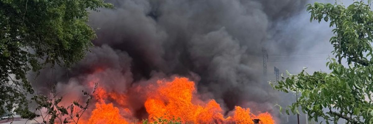 FW Neumünster: Feuerwehr Neumünster im Großeinsatz: Mehrere Gartenlauben in Vollbrand, schwierige Wasserversorgung erschwert Löscharbeiten