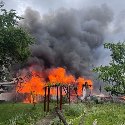 FW Neumünster: Feuerwehr Neumünster im Großeinsatz: Mehrere Gartenlauben in Vollbrand, schwierige Wasserversorgung erschwert Löscharbeiten
