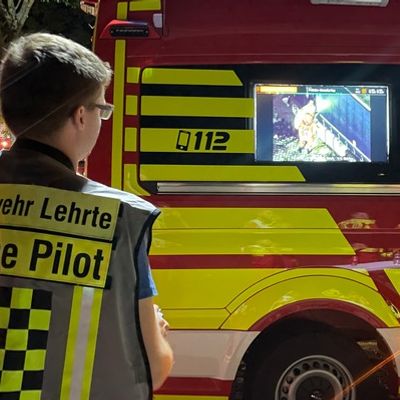 FW Lehrte: Auslaufende Flüssigkeit sorgt für Großeinsatz auf dem Rastplatz Röhrse an A2
