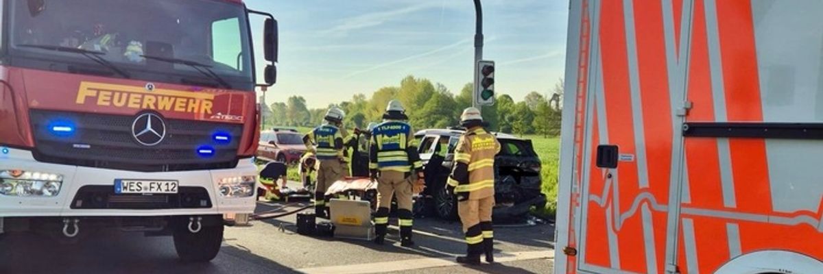 FW Xanten: Auffahrunfall im Kreuzungsbereich - Zwei Personen aus Fahrzeug befreit