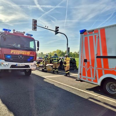 FW Xanten: Auffahrunfall im Kreuzungsbereich - Zwei Personen aus Fahrzeug befreit