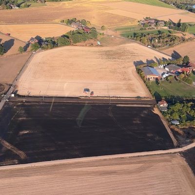 FW Meerbusch: Abschlussmeldung: Kilometerlanger Vegetationsbrand an Bahnstrecke: Feuerwehr Meerbusch mit Vollalarm im Einsatz