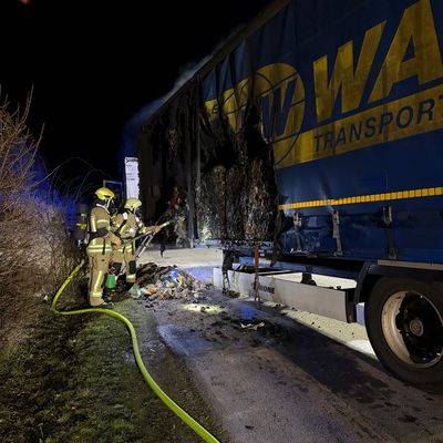 FW Helmstedt: Brand zweier Sattelauflieger