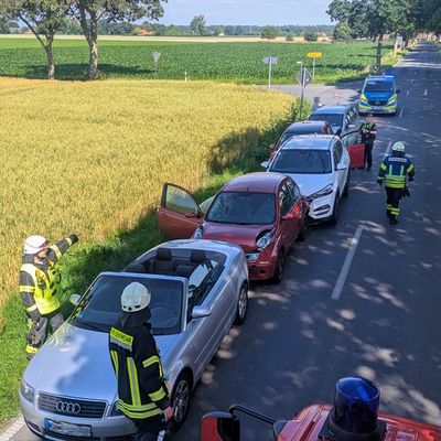 FW-KLE: Verkehrsunfall mit mehreren Fahrzeugen - auslaufende Betriebsstoffe auf der Uedemer Straße