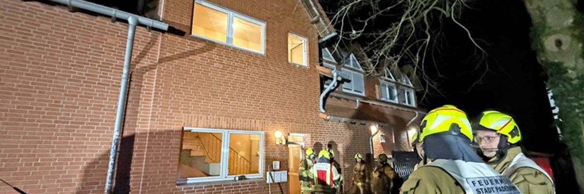 FW Paderborn: Gemeldeter Zimmerbrand mit Person in Paderborn Elsen
