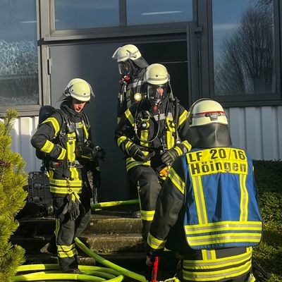 FW Ense: brennende Absauganlage in Industriebetrieb verursacht starke Rauchentwicklung
