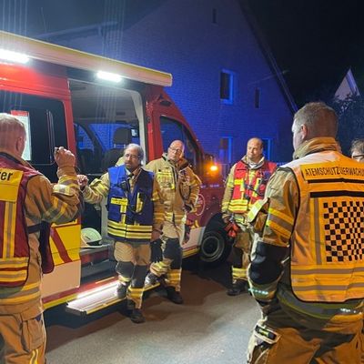 FW Lehrte: Großbrand in Sievershausen: Feuerwehr verhindert Übergreifen auf Garagen und Wohnhaus