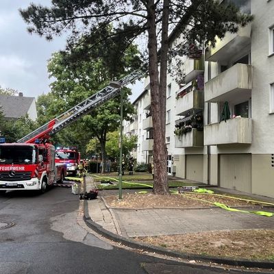 FW-E: Feuer auf dem Balkon eines Mehrfamilienhauses - keine Verletzten