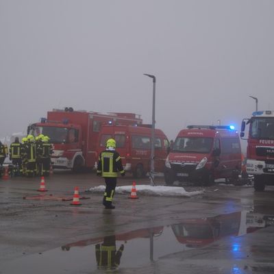 FW Flotwedel: Großbrand bei Recyclingbetrieb in Eicklingen - Rund 150 Einsatzkräfte im stundenlangen Einsatz