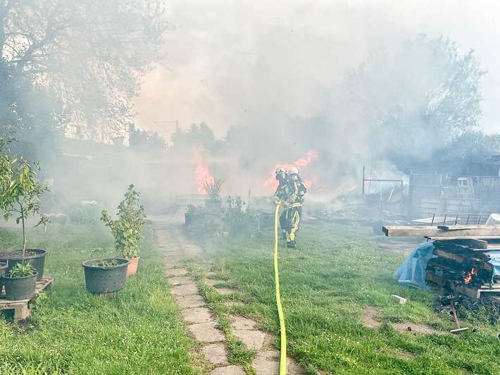 FW-BO: Vollbrand einer Gartenlaube in Kleingartenanlage