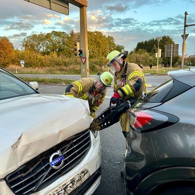 FW Weinheim: Verkehrsunfall an der Kreuzung B3/Mannheimer Straße. Weinheimer Feuerwehr im Einsatz