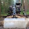 FW Hambühren: Nachlöscharbeiten im Wald nach Baggerbrand - Ausbreitung auf Waldgebiet verhindert