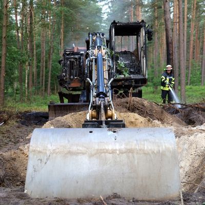 FW Hambühren: Nachlöscharbeiten im Wald nach Baggerbrand - Ausbreitung auf Waldgebiet verhindert