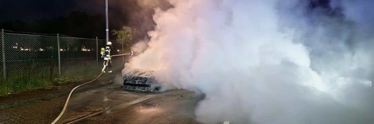 FW Celle: Fahrzeugbrand in Altencelle