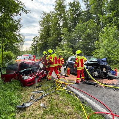 KFV Bodenseekreis: Feuerwehr rettet zwei Fahrzeuglenker aus Fahrzeugen nach schwerem Verkehrsunfall auf K7783
