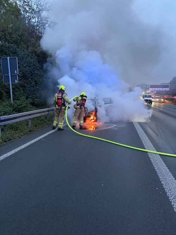 FW Ratingen: PKW-Brand auf der BAB 3