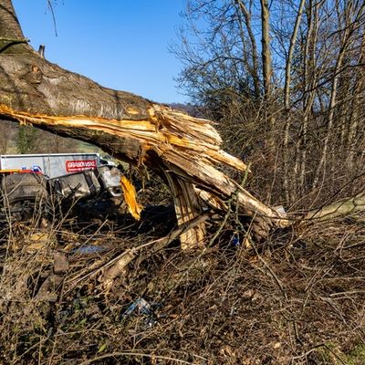 FW Porta Westfalica: 22.01.2026 - A2: Schwerer LKW-Unfall / 1 Verletzter