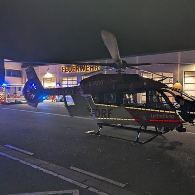 FW-NE: Wohnungsbrand am 24.12.2025 in einem Mehrfamilienhaus greift auf Dachstuhl über. Mehrere Personen über tragbare Leitern gerettet.