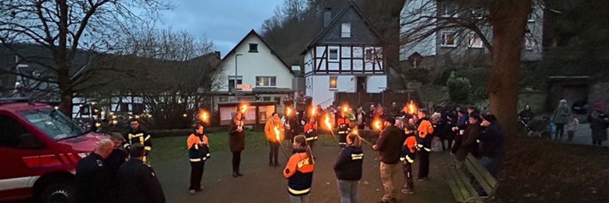 FW Beverungen: Verleihung der Kinderflamme unterm Weihnachtsbaum