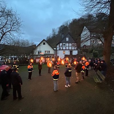 FW Beverungen: Verleihung der Kinderflamme unterm Weihnachtsbaum
