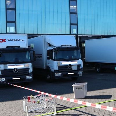 FW Paderborn: Gefahrstoffaustritt bei Verladetätigkeiten - 16 Betroffene