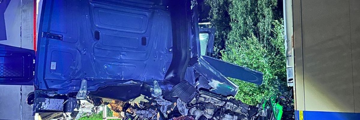FW Helmstedt: Auffahrunfall mit zwei LKW