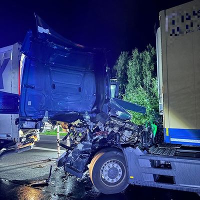 FW Helmstedt: Auffahrunfall mit zwei LKW