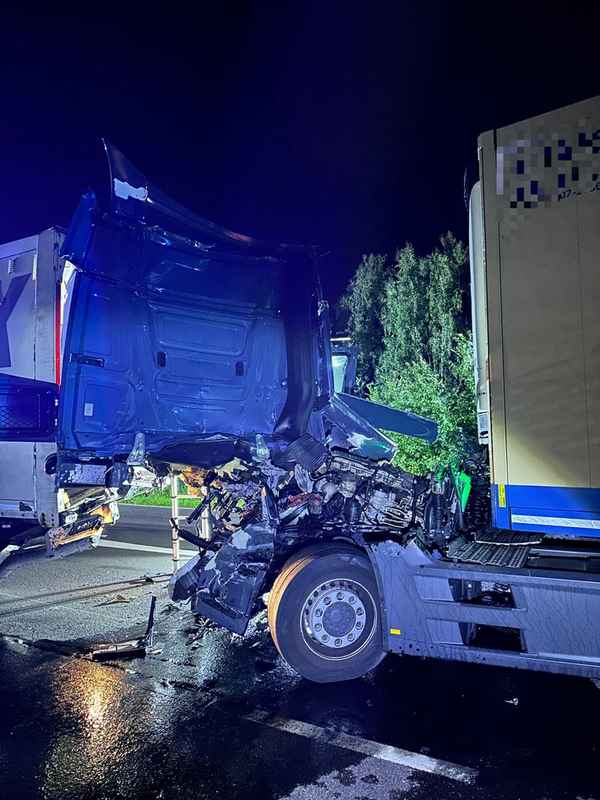 FW Helmstedt: Auffahrunfall mit zwei LKW