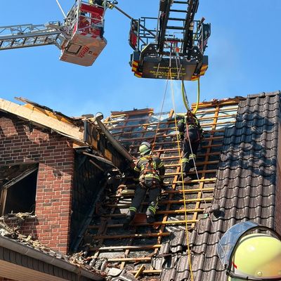FW-WRN: Feuerwehr beendet aufwändigen Brandeinsatz an der Lessingstraße nach knapp 24 Stunden