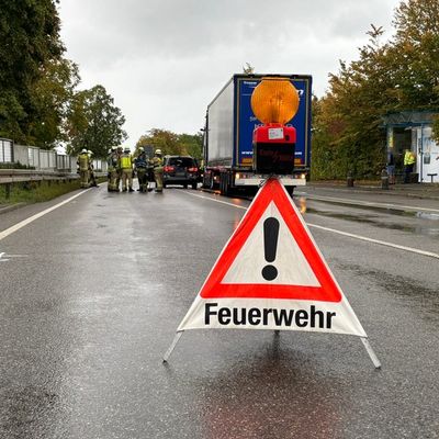 KFV Bodenseekreis: B31: LKW rammt Bus und Auto