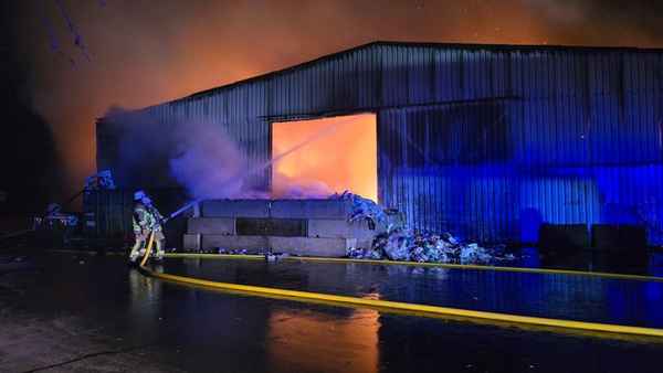 FW Dörentrup: Brand im Industriegebiet Dörentrup-Humfeld - Feuerwehr erneut im Großeinsatz