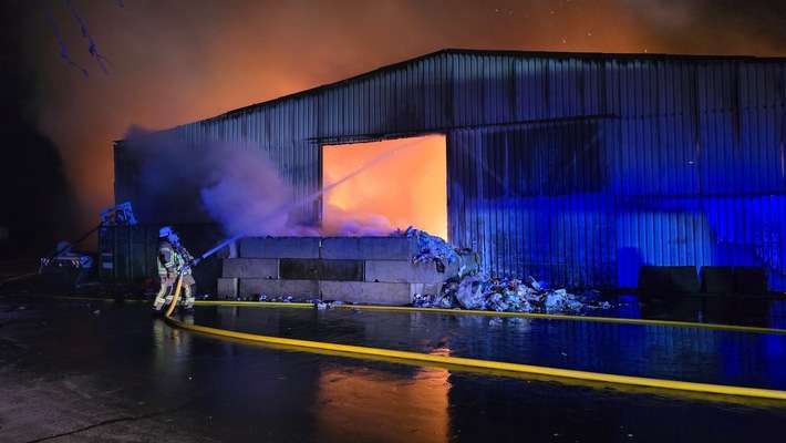 FW Dörentrup: Brand im Industriegebiet Dörentrup-Humfeld - Feuerwehr erneut im Großeinsatz