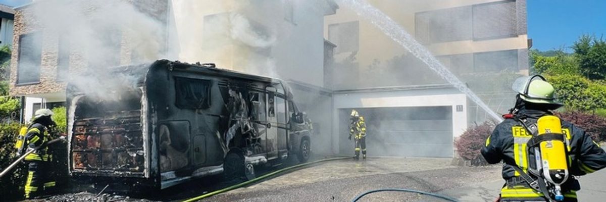 FW Königswinter: Brand eines Wohnmobils in Königswinter-Ittenbach.