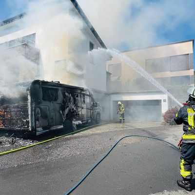 FW Königswinter: Brand eines Wohnmobils in Königswinter-Ittenbach.