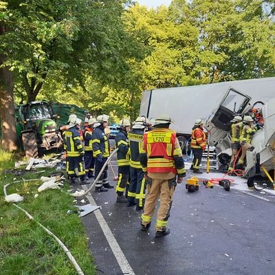 FW-ROW: Verkehrsunfall zwischen Lkw und landwirtschaftlichem Gespann