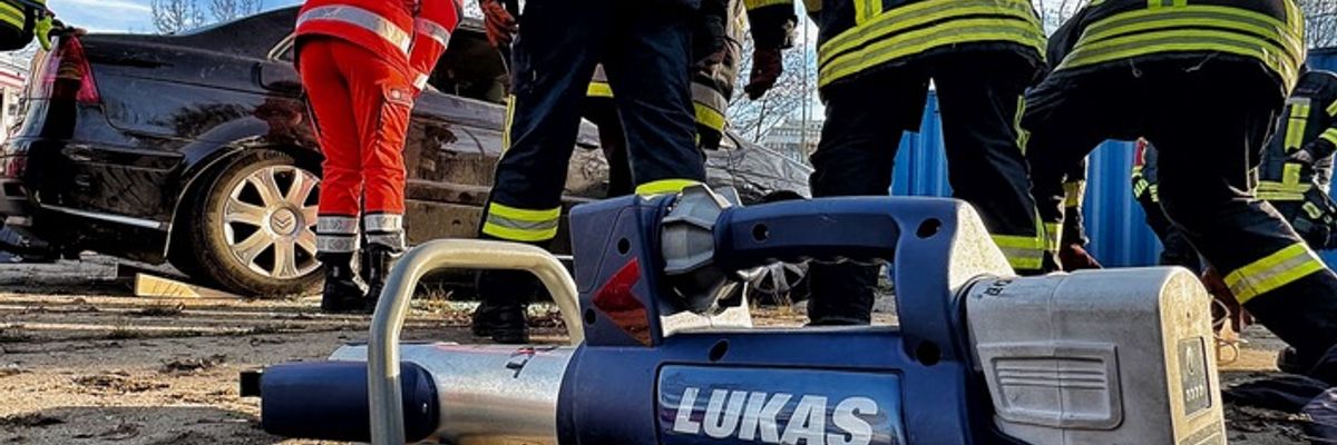 FW-NE: Verkehrsunfall mit eingeklemmter Person | Kollision zwischen LKW und PKW
