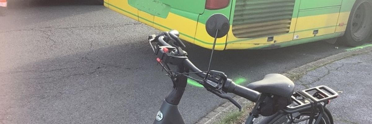 FW-OB: Verkehrsunfall zwischen Linienbus und Radfahrerin