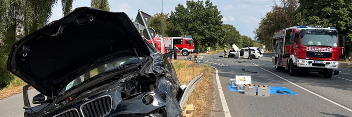 FW Moers: Zwei Verletzte bei Verkehrsunfall auf der Venloer Straße