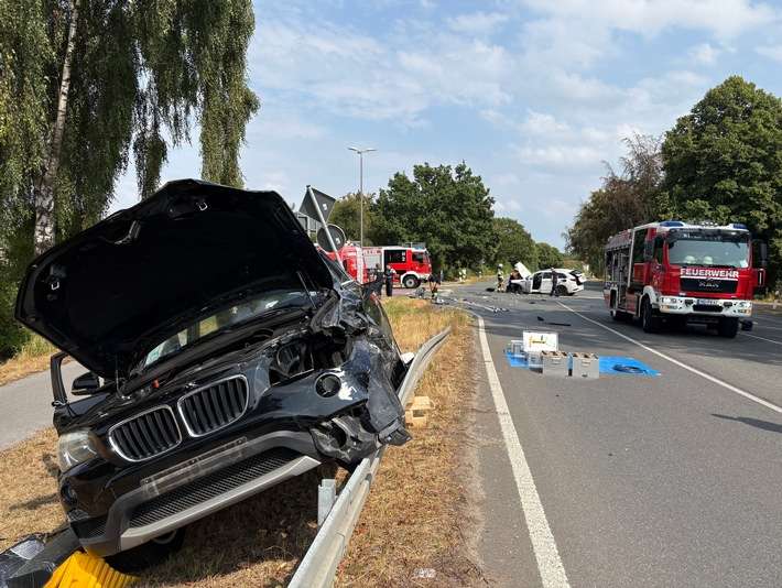 FW Moers: Zwei Verletzte bei Verkehrsunfall auf der Venloer Straße