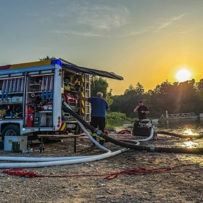 FW Kreis Soest: Zweite Folgemeldung zum Waldbrand in Möhnesee: Brand unter Kontrolle - Löscharbeiten dauern an