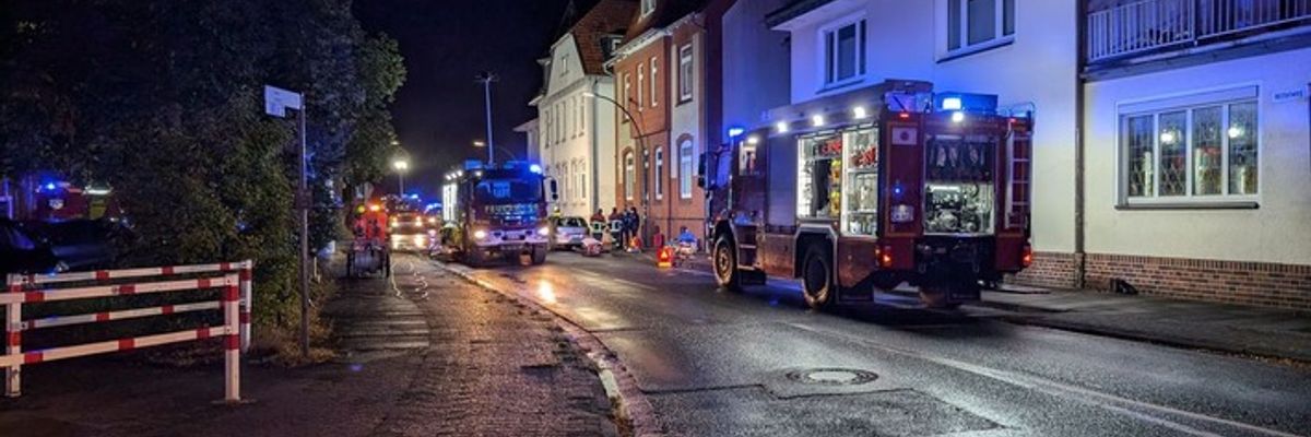 FW-ROW: Brennt Keller in Mehrfamilienhaus - mehrere Personen aus dem Gebäude durch die Feuerwehr gerettet
