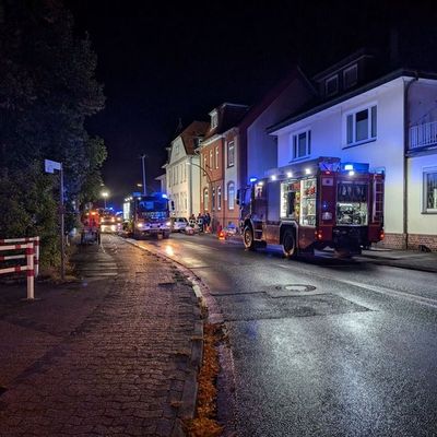 FW-ROW: Brennt Keller in Mehrfamilienhaus - mehrere Personen aus dem Gebäude durch die Feuerwehr gerettet