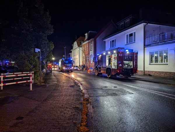 FW-ROW: Brennt Keller in Mehrfamilienhaus - mehrere Personen aus dem Gebäude durch die Feuerwehr gerettet