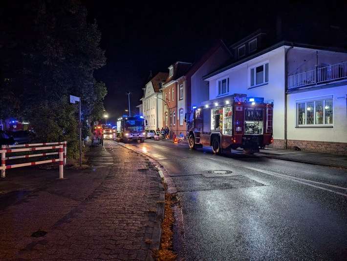 FW-ROW: Brennt Keller in Mehrfamilienhaus - mehrere Personen aus dem Gebäude durch die Feuerwehr gerettet