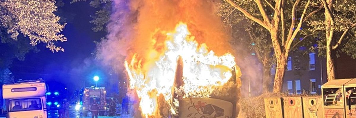 FW Düren: Feuerwehr Düren in der Nacht bei vier Einsätzen gleichzeitig gefordert
