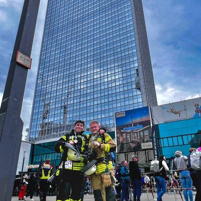 FW-OLL: 770 Stufen bis zum Ziel, Huntloser Feuerwehrmann bezwingt Park Inn Hotel in Berlin