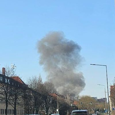 FW Dresden: Barackenbrand mit starker Rauchentwicklung - Fenster und Türen geschlossen halten