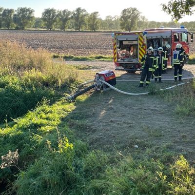 FW Lehrte: Regionsfeuerwehrbereitschaft des Brandschutzabschnitts 4 trainiert mit Kräften aus Burgdorf, Lehrte, Sehnde und Uetze die Wasserversorgung bei Vegetationsbränden