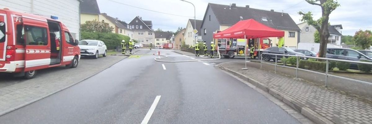 FW VG Westerburg: +++ Presseerstmeldung +++ Umfangreicher Feuerwehreinsatz in Langenhahn nach Gasaustritt aus Flüssiggastank